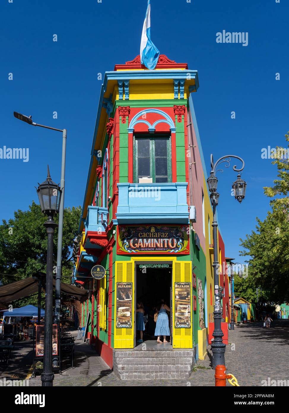Buenos Aires, Argentinien - 24. Januar 2023: Das farbenfrohe Gebäude im Caminito Street Museum in La Boca, Buenos Aires, Argentinien im Januar 2023. Stockfoto