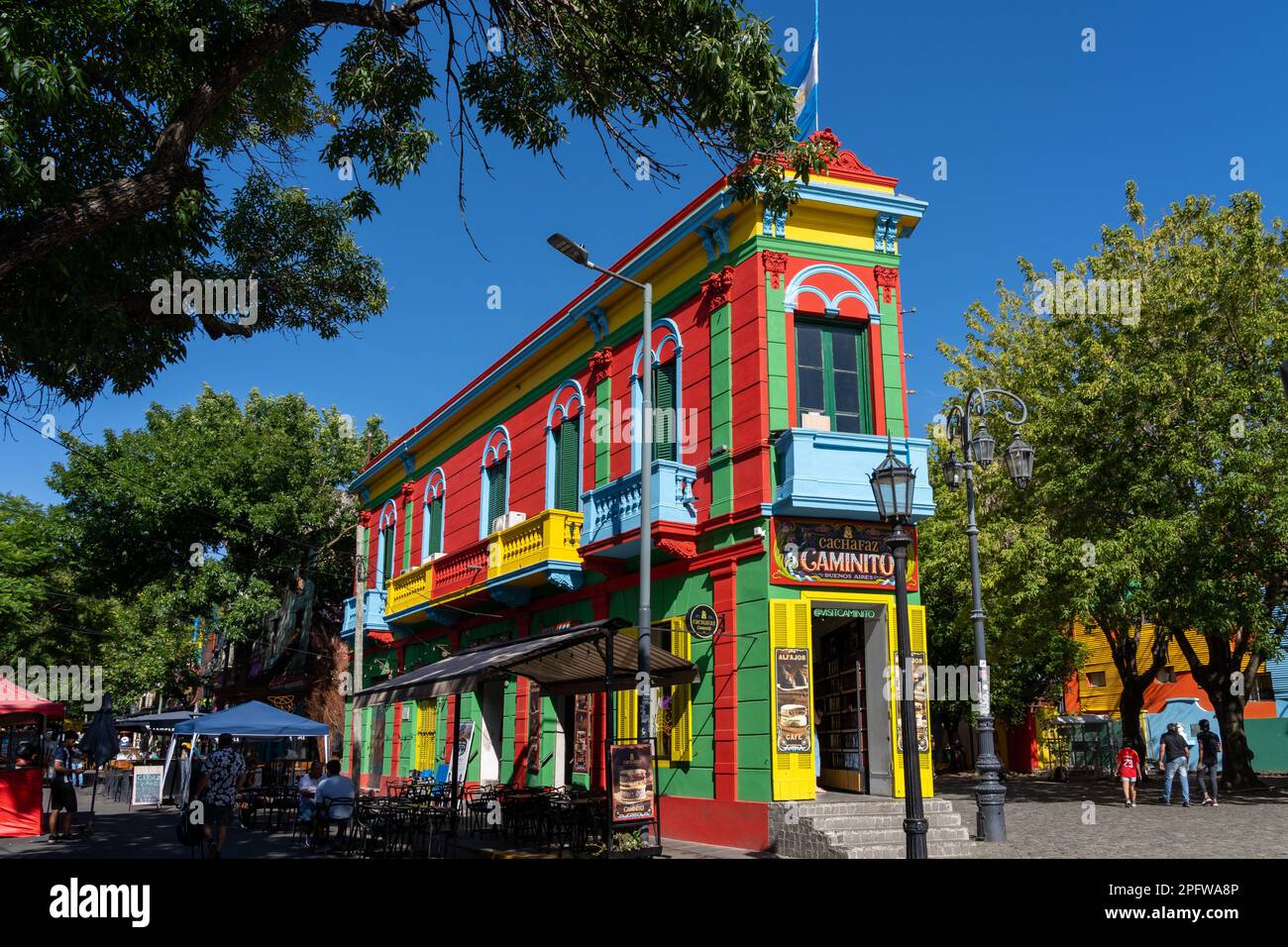 Buenos Aires, Argentinien - 24. Januar 2023: Das farbenfrohe Gebäude im Caminito Street Museum in La Boca, Buenos Aires, Argentinien im Januar 2023. Stockfoto