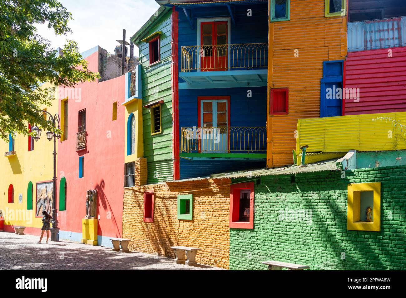 Buenos Aires, Argentinien - 24. Januar 2023: Das farbenfrohe Gebäude im Caminito Street Museum in La Boca, Buenos Aires, Argentinien im Januar 2023. Stockfoto