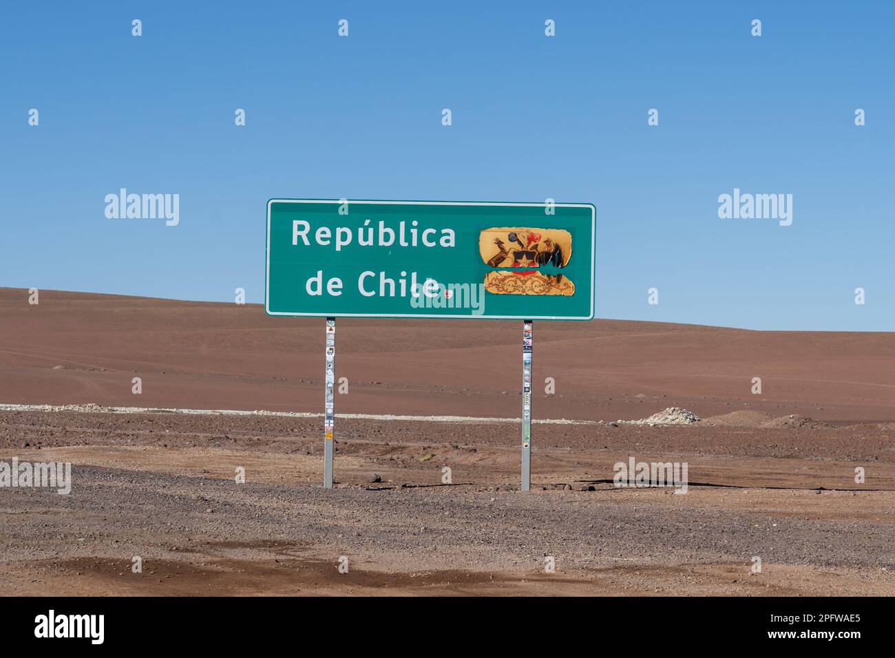 Laguna verde, Chile - 22. Februar 2023: Grenzschild Republik Chile (Republica de Chile) an der Grenze zwischen Bolivien und Chile nahe Laguna verde Stockfoto