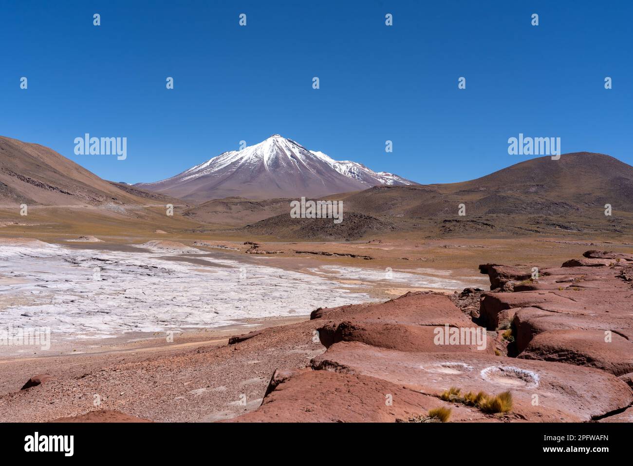 Red Rocks (Piedras Rojas), Lagune und Salzebenen in der Atacama-Wüste, Chile. Stockfoto