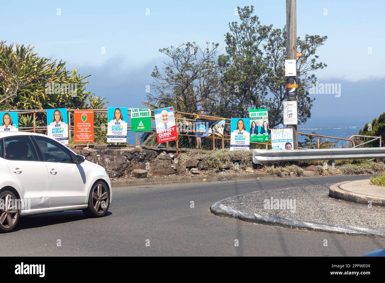 Sonntag, den 19. März 2023, und weniger als eine Woche vor den NSW-Wahlen am Samstag, den 25. März 2023, werben die Kandidaten für den Sitz von Pittwater in Sydney weiterhin mit Plakaten und Plakaten in der gesamten Gemeinschaft für ihre Kampagne. Pittwater ist ein langjähriger liberaler Sitz, der von Rory Amon (Liberale Partei) und Jacqui Scruby (Independent) , Sydney, NSW, Australien stark angefochten werden dürfte. Credits Martin Berry@alamy Live News Stockfoto