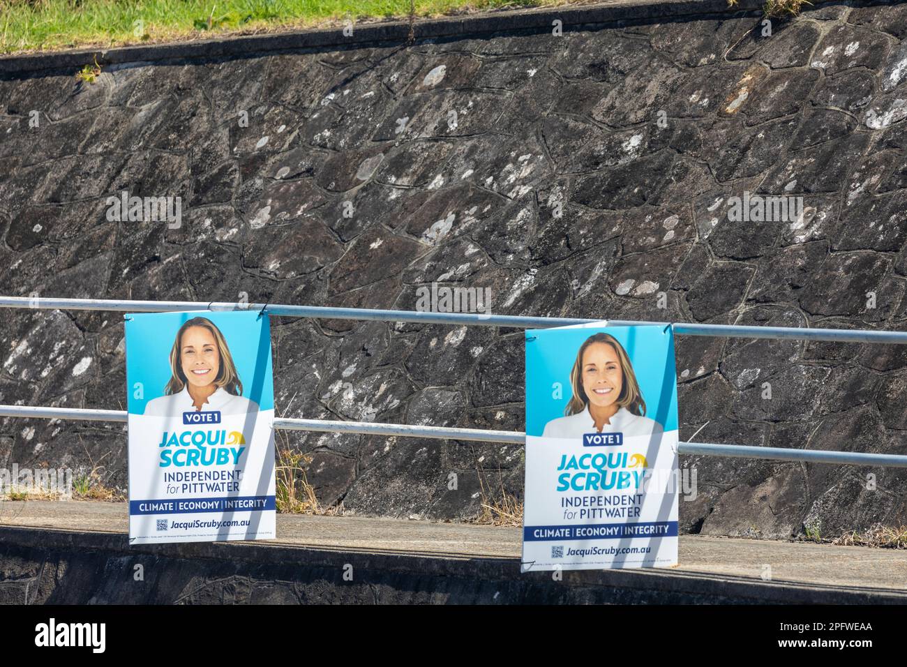 Sonntag, den 19. März 2023, und weniger als eine Woche vor den NSW-Wahlen am Samstag, den 25. März 2023, werben die Kandidaten für den Sitz von Pittwater in Sydney weiterhin mit Plakaten und Plakaten in der gesamten Gemeinschaft für ihre Kampagne. Pittwater ist ein langjähriger liberaler Sitz, der von Rory Amon (Liberale Partei) und Jacqui Scruby (Independent) , Sydney, NSW, Australien stark angefochten werden dürfte. Credits Martin Berry@alamy Live News Stockfoto