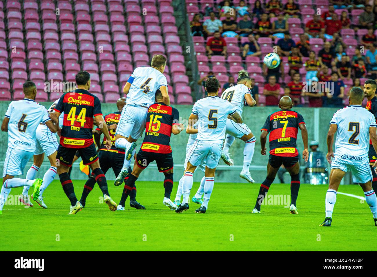 São LOURENCALO da MATA, PE - 18.03.2023: SPORT X SANTA CRUZ - Werfen während des Spiels zwischen Sport X Santa Cruz, gültig für die Copa do Nordeste 2023, gespielt in Estádio Governador Carlos Wilson Campos, bekannt als Arena Pernambuco, in São Lourencalco da Mata (PE), diesen Samstag (18). (Foto: Thiago Lemos/Fotoarena) Stockfoto