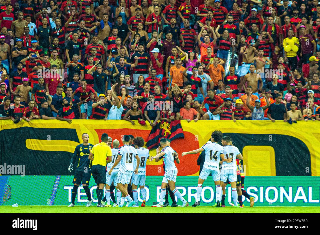 São LOURENCALO da MATA, PE - 18.03.2023: SPORT X SANTA CRUZ - Werfen während des Spiels zwischen Sport X Santa Cruz, gültig für die Copa do Nordeste 2023, gespielt in Estádio Governador Carlos Wilson Campos, bekannt als Arena Pernambuco, in São Lourencalco da Mata (PE), diesen Samstag (18). Der Moment der Verwirrung zwischen Teams. (Foto: Thiago Lemos/Fotoarena) Stockfoto