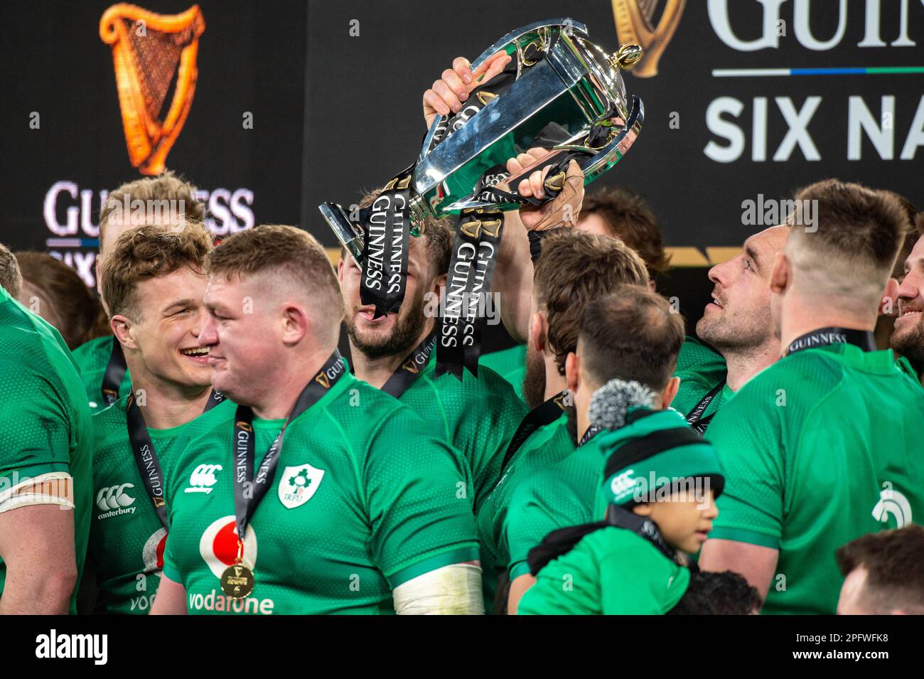 Dublin, Irland. 19. März 2023. Die irischen Spieler feiern das Spiel Guinness Six Nations Round 5 zwischen Irland und England am 18. März 2023 im Aviva Stadium in Dublin, Irland (Foto: Andrew SURMA/Credit: SIPA USA/Alamy Live News Stockfoto