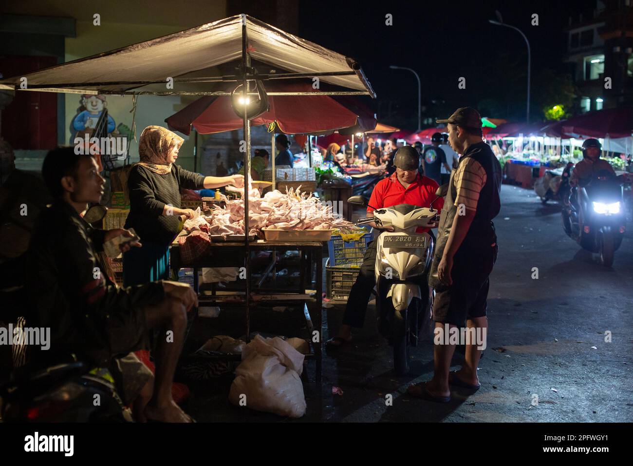 Denpasar, Bali, Indonesien - 17. März 2023: Verkäufer im Pasar Kumbasari, traditioneller Markt in Denpasar, Bali, Indonesien. Stockfoto