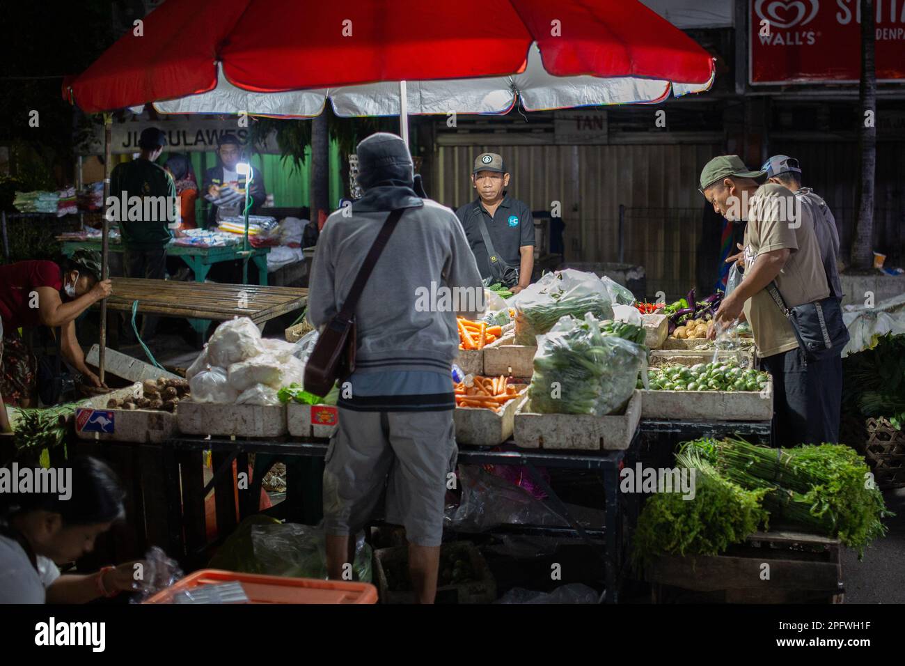 Denpasar, Bali, Indonesien - 17. März 2023: Verkäufer im Pasar Kumbasari, traditioneller Markt in Denpasar, Bali, Indonesien. Stockfoto