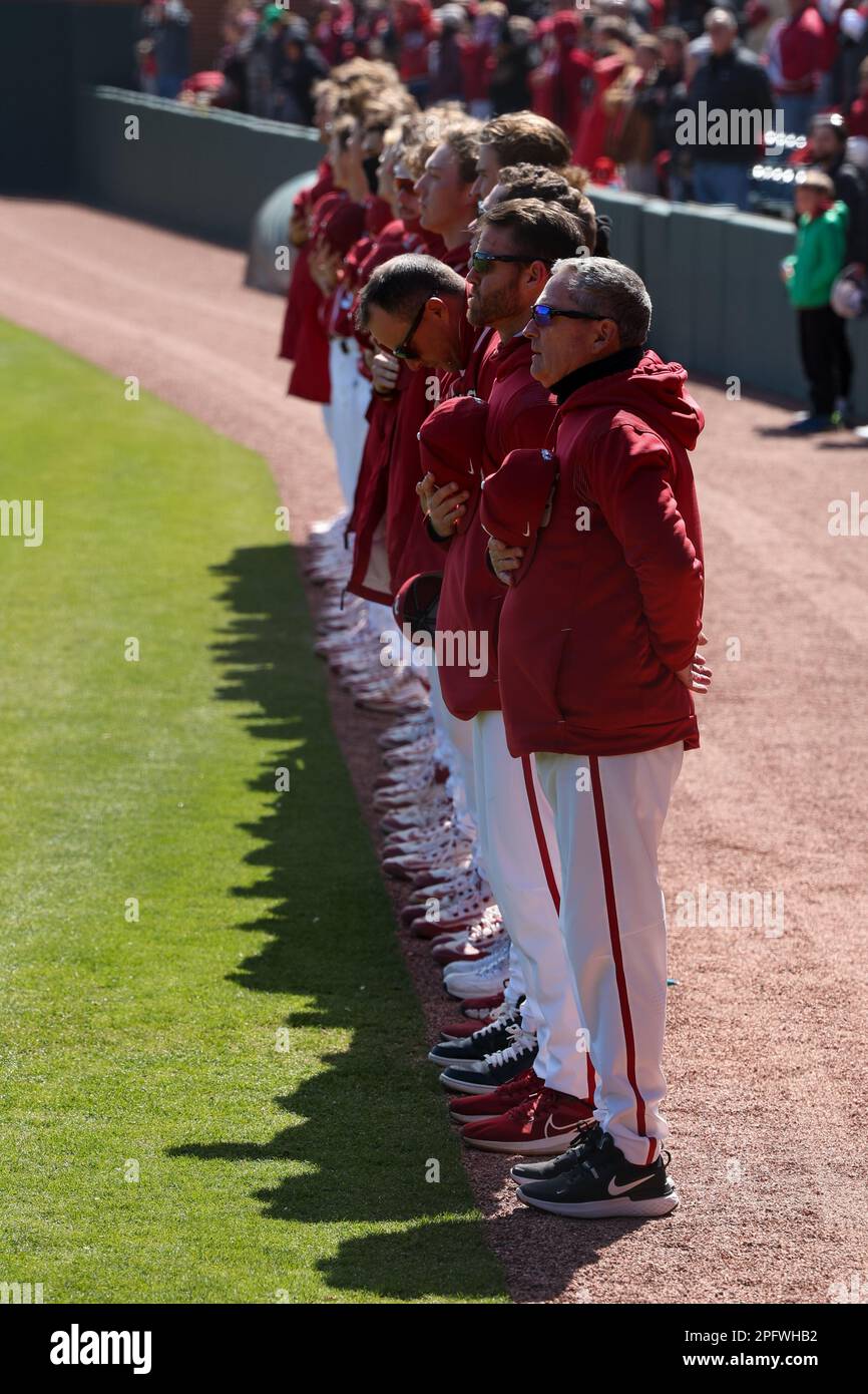 18. März 2023: Arkansas Cheftrainer Dave Van Horn stellt sich mit dem Team auf der ersten Grundlinie für die Nationalhymne zusammen. Arkansas besiegte Auburn 9-3 in Fayetteville, AR, Richey Miller/CSM Stockfoto