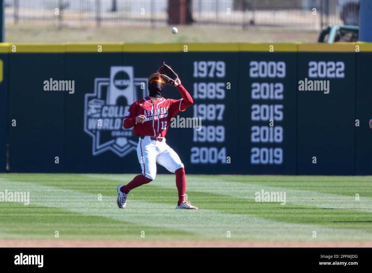Fayetteville, USA. 18. März 2023. 18. März 2023: Razorback Outfielder Tan Josenberger #12 setzt sich unter einem Fliegenball auf ihn zu. Arkansas besiegte Auburn 9-3 in Fayetteville, AR, Richey Miller/CSM/Sipa USA (Kreditbild: © Richey Miller/Cal Sport Media/Sipa USA). Kredit: SIPA US/Alamy Live News Stockfoto