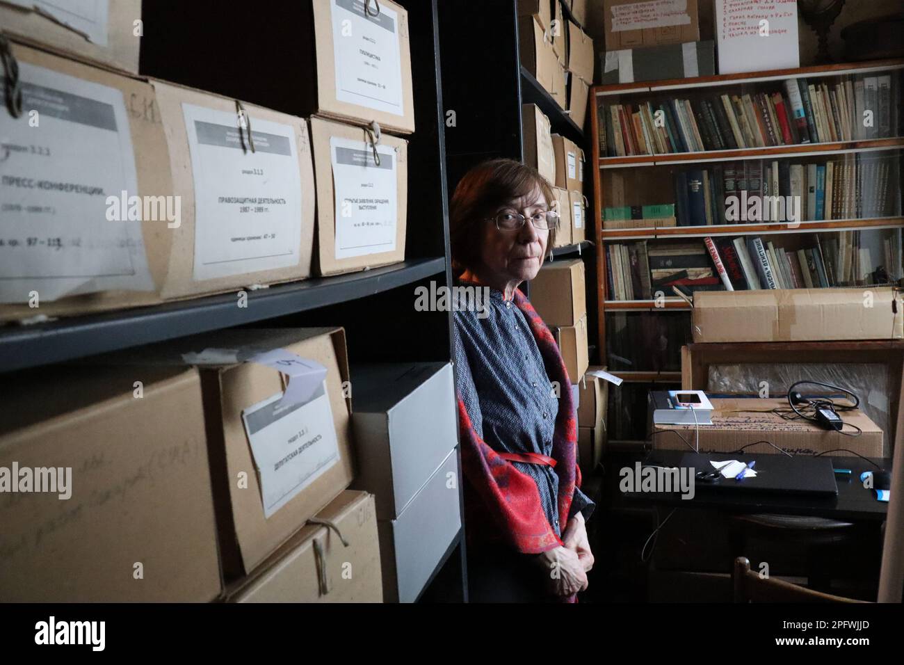 Moskau, Russland. 14. März 2023. Die Archivistin Ekaterina Shikhanowitsch steht im Sacharow-Archiv in Moskau vor Kartonstapeln. Unter massivem Druck muss das berühmte russische Sacharow-Zentrum seine Arbeit fast vollständig einstellen. Zumindest könnte das wertvolle Archiv vorläufig gespeichert werden. Das international bekannte Sacharow-Archiv wurde kürzlich in einem 2-Zimmer-Apartment im sechsten Stock eines Moskauer Hochhauses untergebracht. (Zu dpa: 'Wie ein böser Traum' - Moskauer Menschenrechtsarchiv hält durch') Kredit: Hanna Wagner/dpa/Alamy Live News Stockfoto