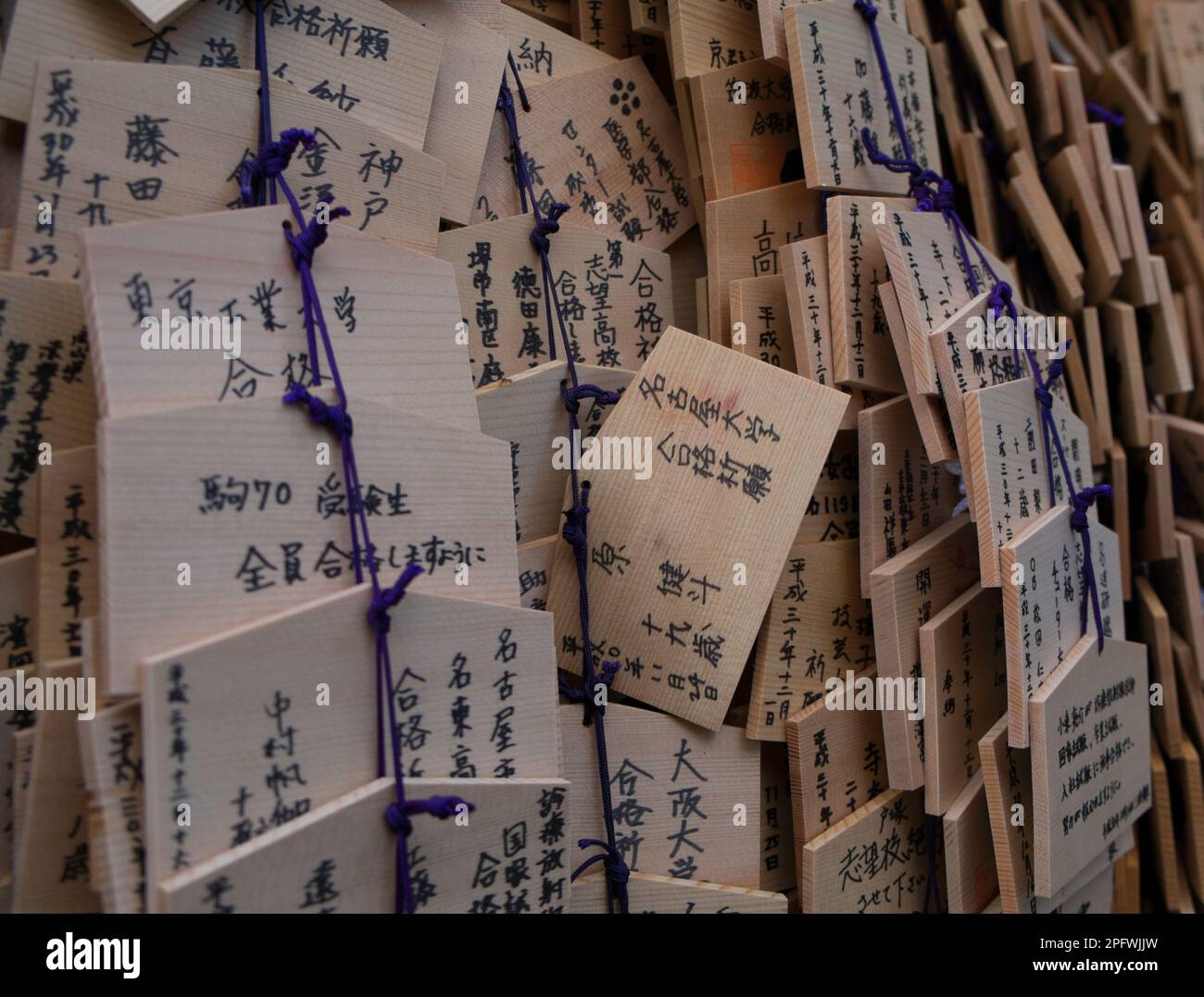 EMA, kleine Holztafeln, auf denen Shinto und buddhistische Gläubige Gebete oder Wünsche schreiben - Holzbotschaft oder Gebetstafeln - Kyoto, Japan Stockfoto