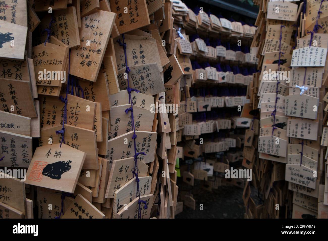 EMA, kleine Holztafeln, auf denen Shinto und buddhistische Gläubige Gebete oder Wünsche schreiben - Holzbotschaft oder Gebetstafeln - Kyoto, Japan Stockfoto