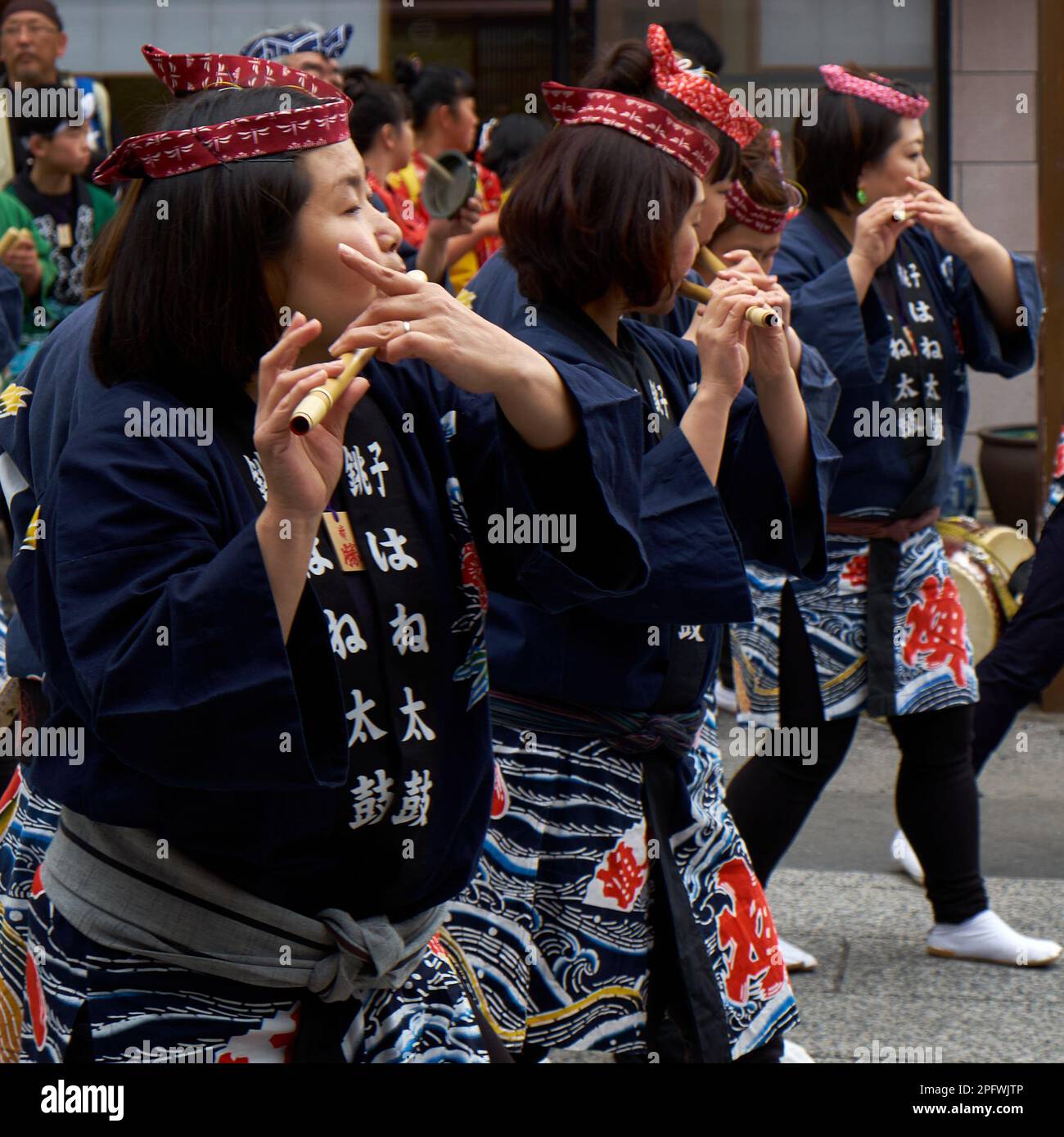 Narita, Japan - 15. April 2018: Foto eines traditionellen Flötenspielers beim Narita City Traditional Spring Drums Festival Stockfoto
