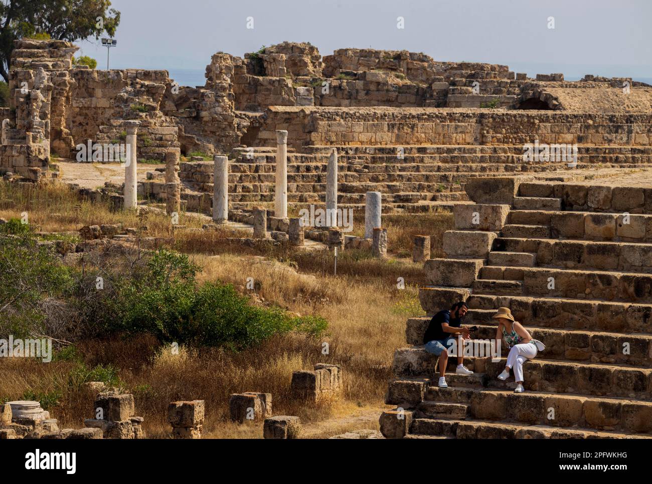 7. Juni 2022, Famagusta, Zypern: Das römische Theater von Salamis wurde während der Herrschaft von Augustus (1. Jahrhundert CE) erbaut. Ursprünglich gab es 50 Sitzreihen (nur noch 18) und mehr als 15.000 Zuschauer. Salamis war ein alter griechischer Stadtstaat an der Ostküste Zyperns, an der Mündung des Flusses Pedieos, nahe dem modernen Famagusta. Der Gründer von Salamis war Teucer, Sohn von Telamon, König der griechischen Insel Salamis, der nach dem Trojanischen Krieg nicht nach Hause zurückkehren konnte, weil er es versäumt hatte, seinen Bruder Ajax zu rächen. Archäologische Funde reichen bis ins 11. Jahrhundert v. Chr. zurück, späte Bronzezeit. Die Sekte Stockfoto