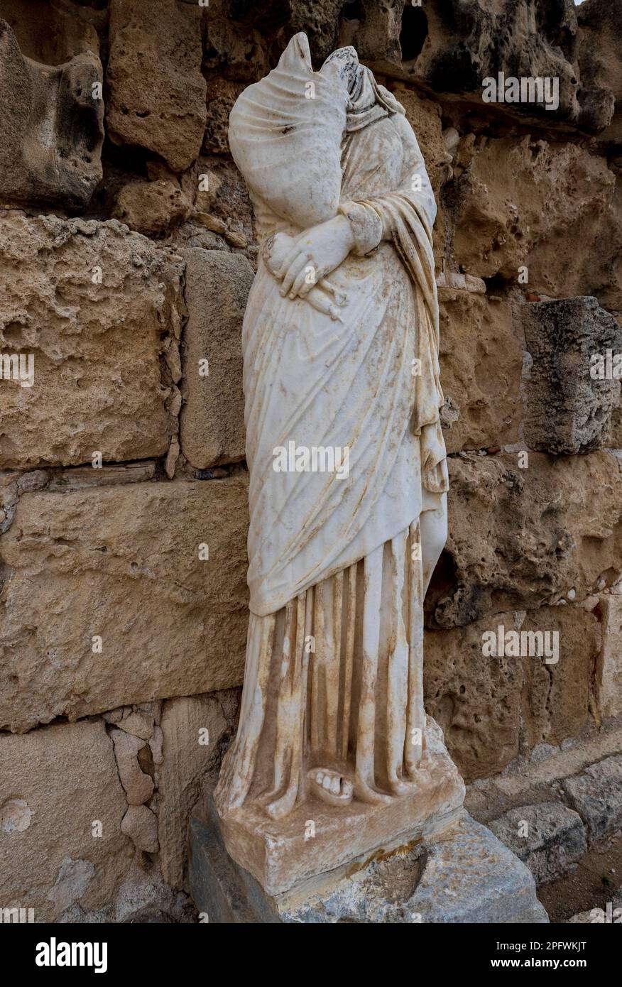 7. Juni 2022, Famagusta, Zypern: Das Gymnasium in Salamis mit kopflosen Statuen aus dem 2. Jahrhundert v. Chr., aus der Trajanik- und Hadrianischen Zeit. Salamis war ein alter griechischer Stadtstaat an der Ostküste Zyperns, an der Mündung des Flusses Pedieos, nahe dem modernen Famagusta. Der Gründer von Salamis war Teucer, Sohn von Telamon, König der griechischen Insel Salamis, der nach dem Trojanischen Krieg nicht nach Hause zurückkehren konnte, weil er es versäumt hatte, seinen Bruder Ajax zu rächen. Archäologische Funde reichen bis ins 11. Jahrhundert v. Chr. zurück, späte Bronzezeit. Das „Kulturzentrum“ von Salamis während des römischen Pers Stockfoto