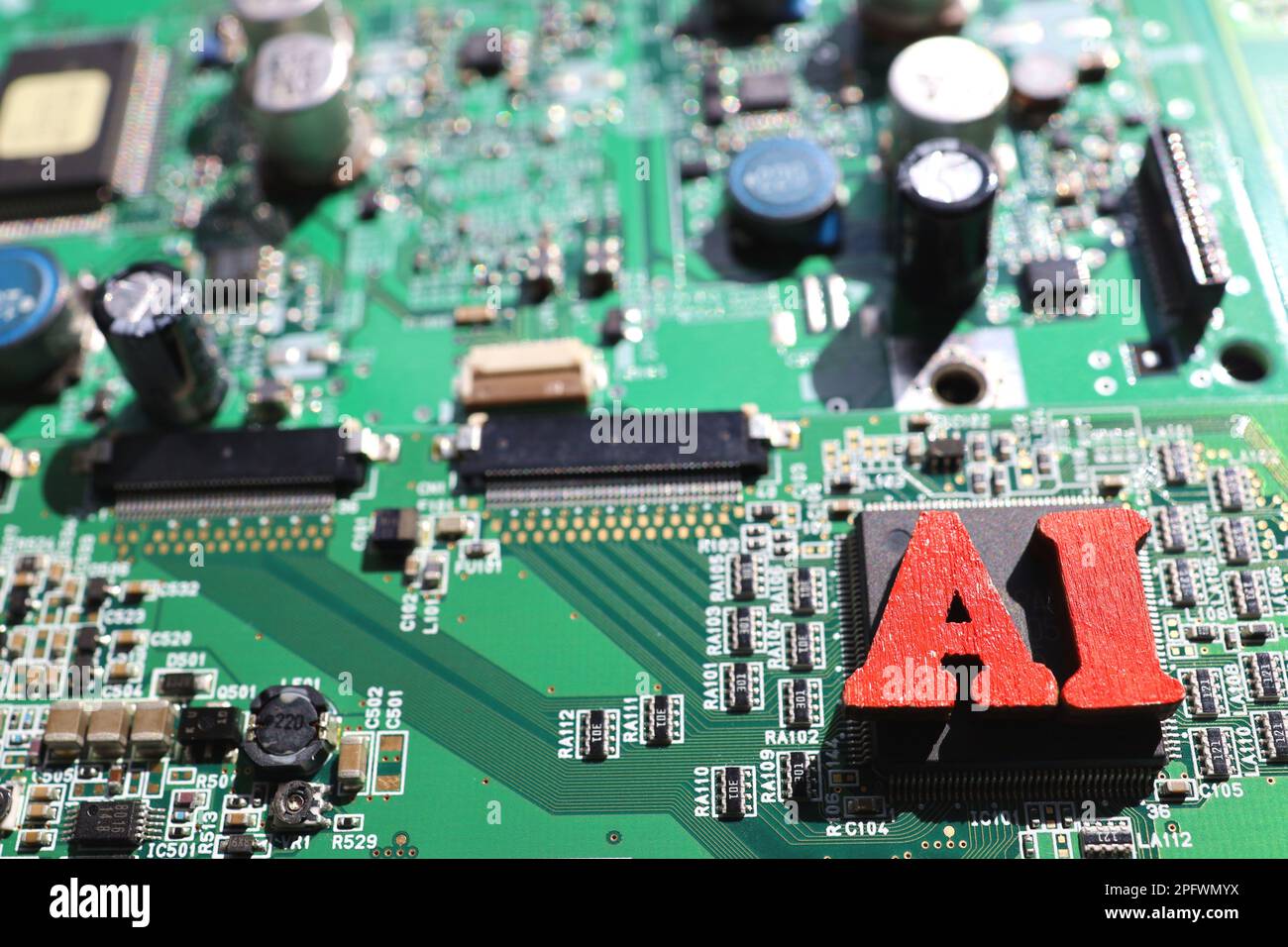 Halbleiter-Leiterplatte und AI-Buchstaben. Konzept: KI- und Halbleiterindustrie. Stockfoto