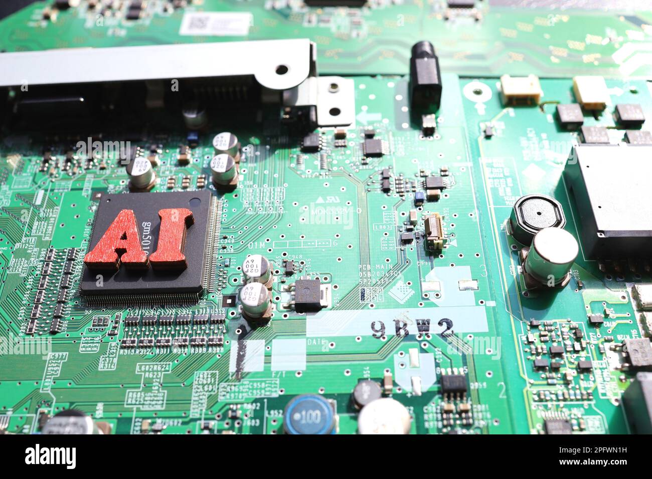 Halbleiter-Leiterplatte und AI-Buchstaben. Konzept: KI- und Halbleiterindustrie. Stockfoto