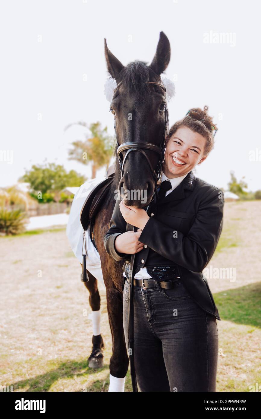 Weibliche Reiterin und ihr Pferd witzige Porträts Stockfoto