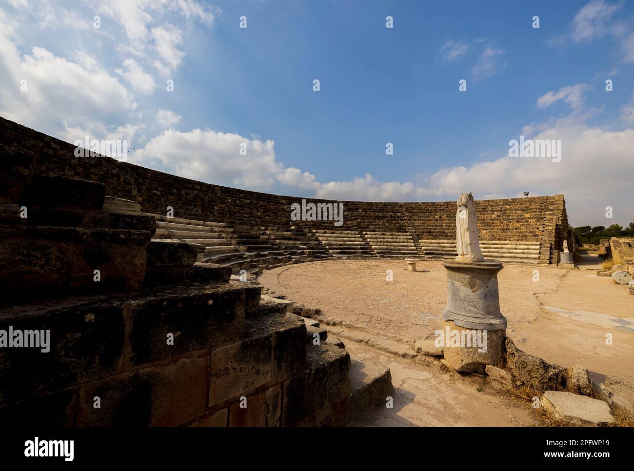 7. Juni 2022, Famagusta, Zypern: Das römische Theater von Salamis wurde während der Herrschaft von Augustus (1. Jahrhundert CE) erbaut. Ursprünglich gab es 50 Sitzreihen (nur noch 18) und mehr als 15.000 Zuschauer. Salamis war ein alter griechischer Stadtstaat an der Ostküste Zyperns, an der Mündung des Flusses Pedieos, nahe dem modernen Famagusta. Der Gründer von Salamis war Teucer, Sohn von Telamon, König der griechischen Insel Salamis, der nach dem Trojanischen Krieg nicht nach Hause zurückkehren konnte, weil er es versäumt hatte, seinen Bruder Ajax zu rächen. Archäologische Funde reichen bis ins 11. Jahrhundert v. Chr. zurück, späte Bronzezeit. Die Sekte Stockfoto