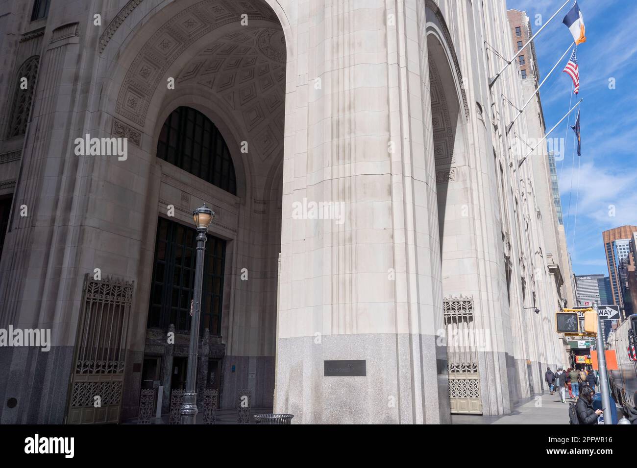 New York, New York, USA. 18. März 2023. (NEU) Credit Suisse. 18. März 2023, New York, New York, USA: Am 18. März 2023 in New York City laufen die Menschen am Gebäude vorbei, in dem sich die Bankbüros der Credit Suisse in der Park Avenue South in Midtown Manhattan befinden. UBS nähert sich der Übernahme der Credit Suisse vor dem Hintergrund der Bemühungen zur Stabilisierung des Bankensektors. (Kreditbild: © M10s/TheNEWS2 via ZUMA Press Wire) NUR REDAKTIONELLE VERWENDUNG! Nicht für den kommerziellen GEBRAUCH! Stockfoto