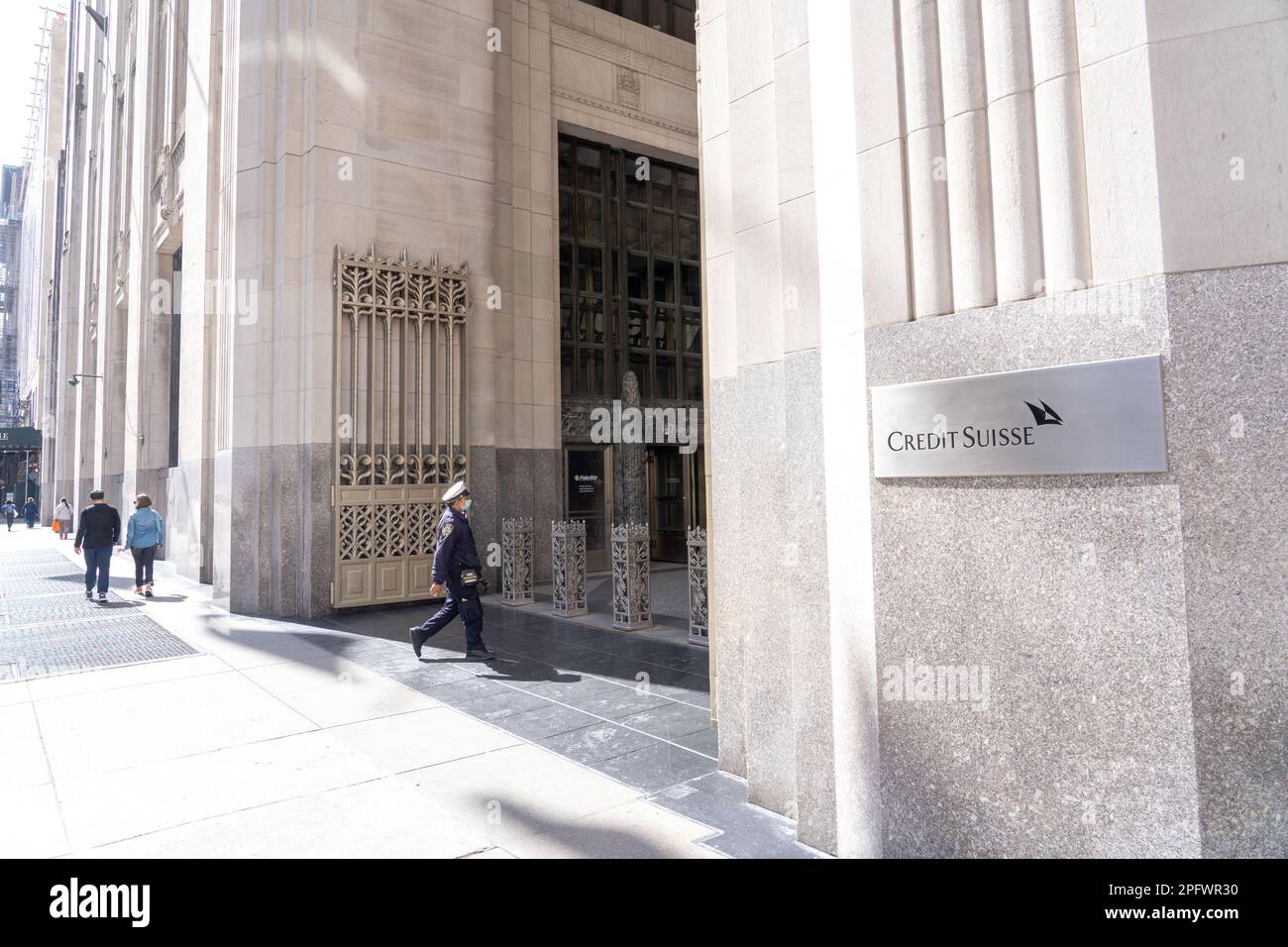 New York, New York, USA. 18. März 2023. (NEU) Credit Suisse. 18. März 2023, New York, New York, USA: Am 18. März 2023 in New York City laufen die Menschen am Gebäude vorbei, in dem sich die Bankbüros der Credit Suisse in der Park Avenue South in Midtown Manhattan befinden. UBS nähert sich der Übernahme der Credit Suisse vor dem Hintergrund der Bemühungen zur Stabilisierung des Bankensektors. (Kreditbild: © M10s/TheNEWS2 via ZUMA Press Wire) NUR REDAKTIONELLE VERWENDUNG! Nicht für den kommerziellen GEBRAUCH! Stockfoto