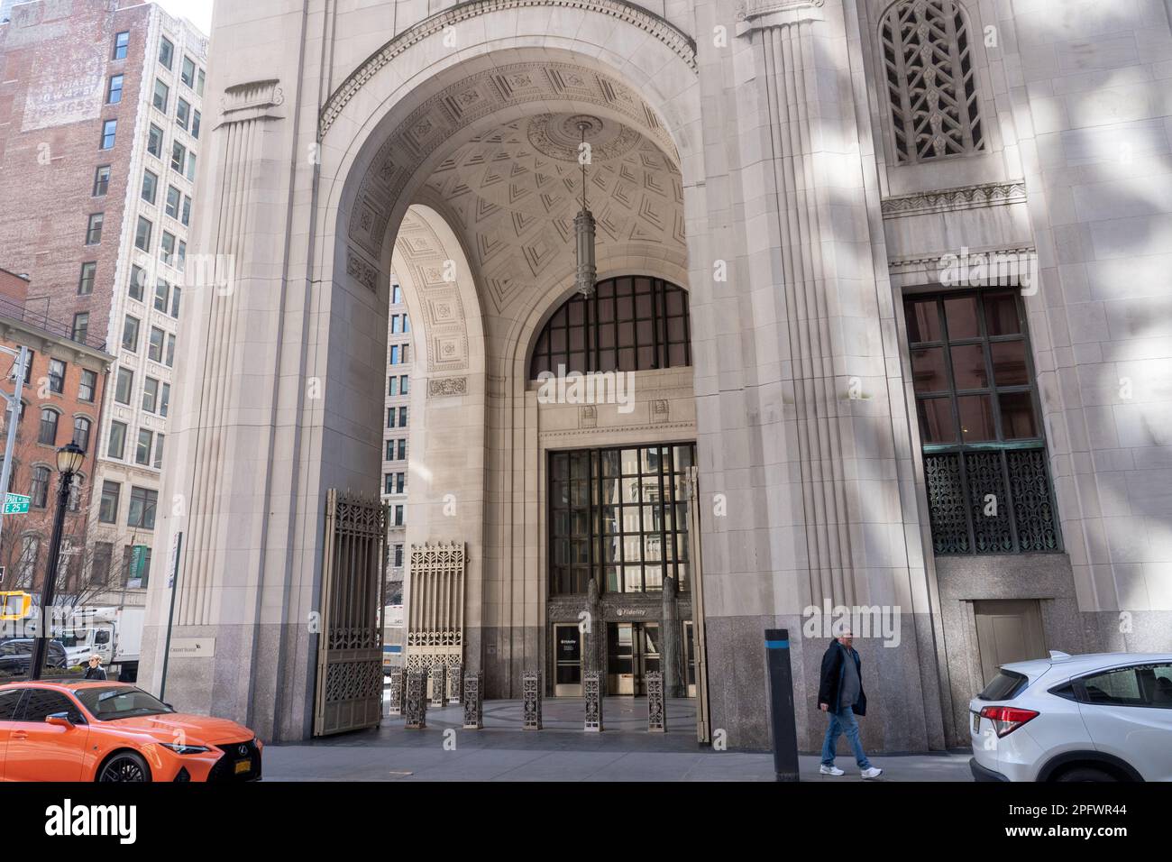 New York, New York, USA. 18. März 2023. (NEU) Credit Suisse. 18. März 2023, New York, New York, USA: Am 18. März 2023 in New York City laufen die Menschen am Gebäude vorbei, in dem sich die Bankbüros der Credit Suisse in der Park Avenue South in Midtown Manhattan befinden. UBS nähert sich der Übernahme der Credit Suisse vor dem Hintergrund der Bemühungen zur Stabilisierung des Bankensektors. (Kreditbild: © M10s/TheNEWS2 via ZUMA Press Wire) NUR REDAKTIONELLE VERWENDUNG! Nicht für den kommerziellen GEBRAUCH! Stockfoto