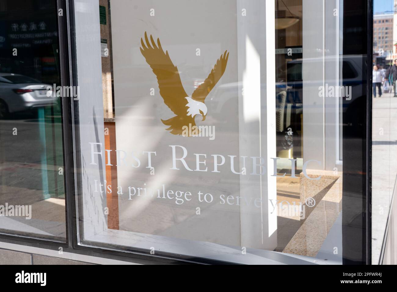 New York, New York, USA. 18. März 2023. (NEU) First Republic Bank. 18. März 2023, New York, New York, USA: Blick auf die Zweigstelle der First Republic Bank in Chinatown Manhattan am 18. März 2023 in New York City. Die erste Republik teilt sich am Freitag fast 33% trotz $30 Milliarden Dollar Unterstützung. (Kreditbild: © M10s/TheNEWS2 via ZUMA Press Wire) NUR REDAKTIONELLE VERWENDUNG! Nicht für den kommerziellen GEBRAUCH! Stockfoto