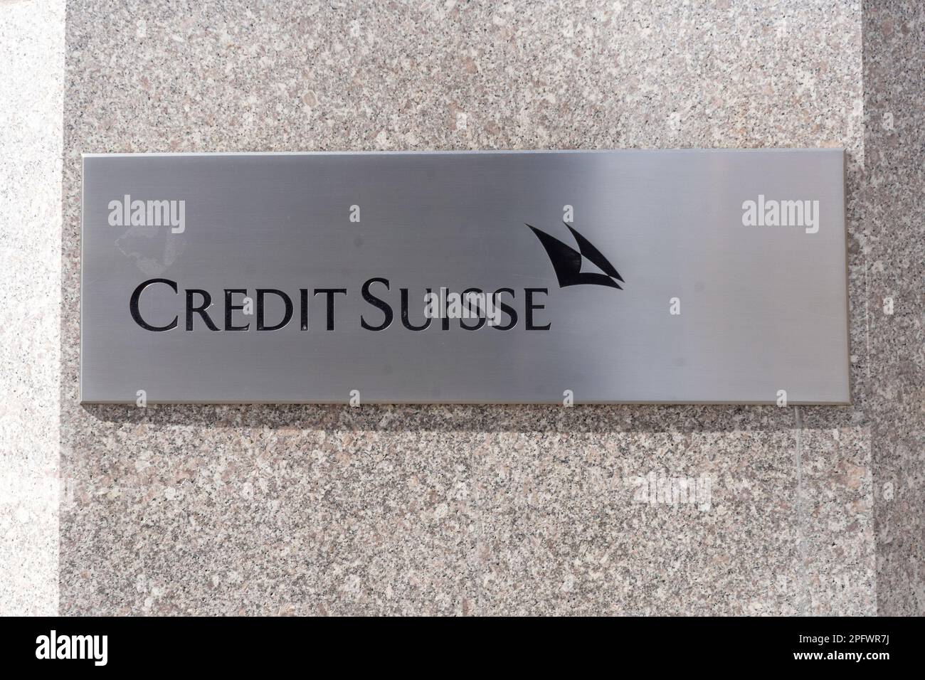 New York, New York, USA. 18. März 2023. (NEU) Credit Suisse. 18. März 2023, New York, New York, USA: Ein Schild mit der Aufschrift Credit Suisse auf dem Gebäude, in dem sich die Bankbüros der Credit Suisse befinden, in der Park Avenue South in Midtown Manhattan am 18. März 2023 in New York City. UBS nähert sich der Übernahme der Credit Suisse vor dem Hintergrund der Bemühungen zur Stabilisierung des Bankensektors. (Kreditbild: © M10s/TheNEWS2 via ZUMA Press Wire) NUR REDAKTIONELLE VERWENDUNG! Nicht für den kommerziellen GEBRAUCH! Stockfoto