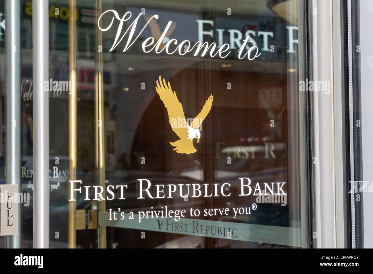 New York, New York, USA. 18. März 2023. (NEU) First Republic Bank. 18. März 2023, New York, New York, USA: Blick auf die Zweigstelle der First Republic Bank in Chinatown Manhattan am 18. März 2023 in New York City. Die erste Republik teilt sich am Freitag fast 33% trotz $30 Milliarden Dollar Unterstützung. (Kreditbild: © M10s/TheNEWS2 via ZUMA Press Wire) NUR REDAKTIONELLE VERWENDUNG! Nicht für den kommerziellen GEBRAUCH! Stockfoto