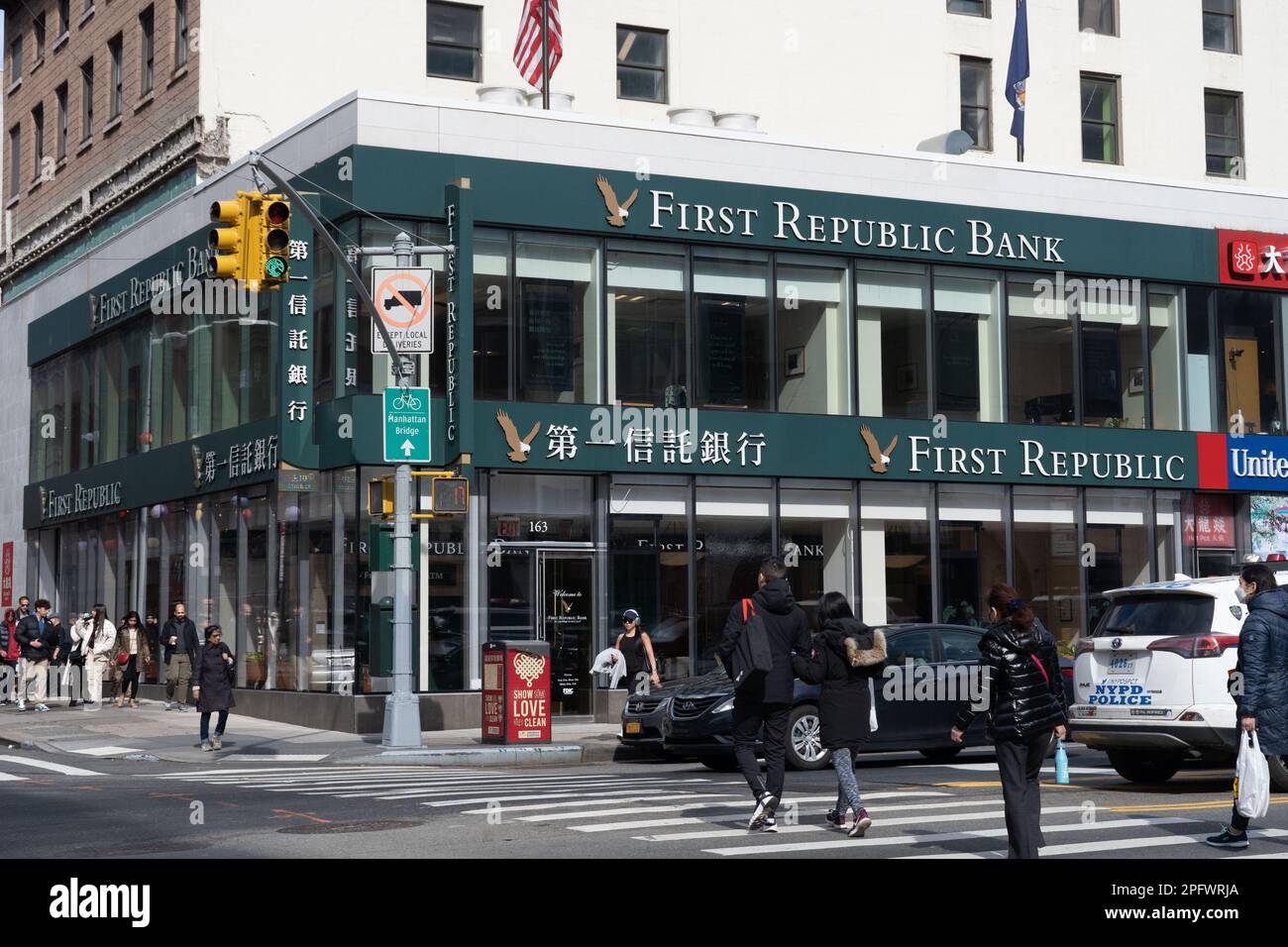 New York, New York, USA. 18. März 2023. (NEU) First Republic Bank. 18. März 2023, New York, New York, USA: Die Menschen gehen am 18. März 2023 in New York City an einer Zweigstelle der First Republic Bank in Chinatown Manhattan vorbei. Die erste Republik teilt sich am Freitag fast 33% trotz $30 Milliarden Dollar Unterstützung. (Kreditbild: © M10s/TheNEWS2 via ZUMA Press Wire) NUR REDAKTIONELLE VERWENDUNG! Nicht für den kommerziellen GEBRAUCH! Stockfoto