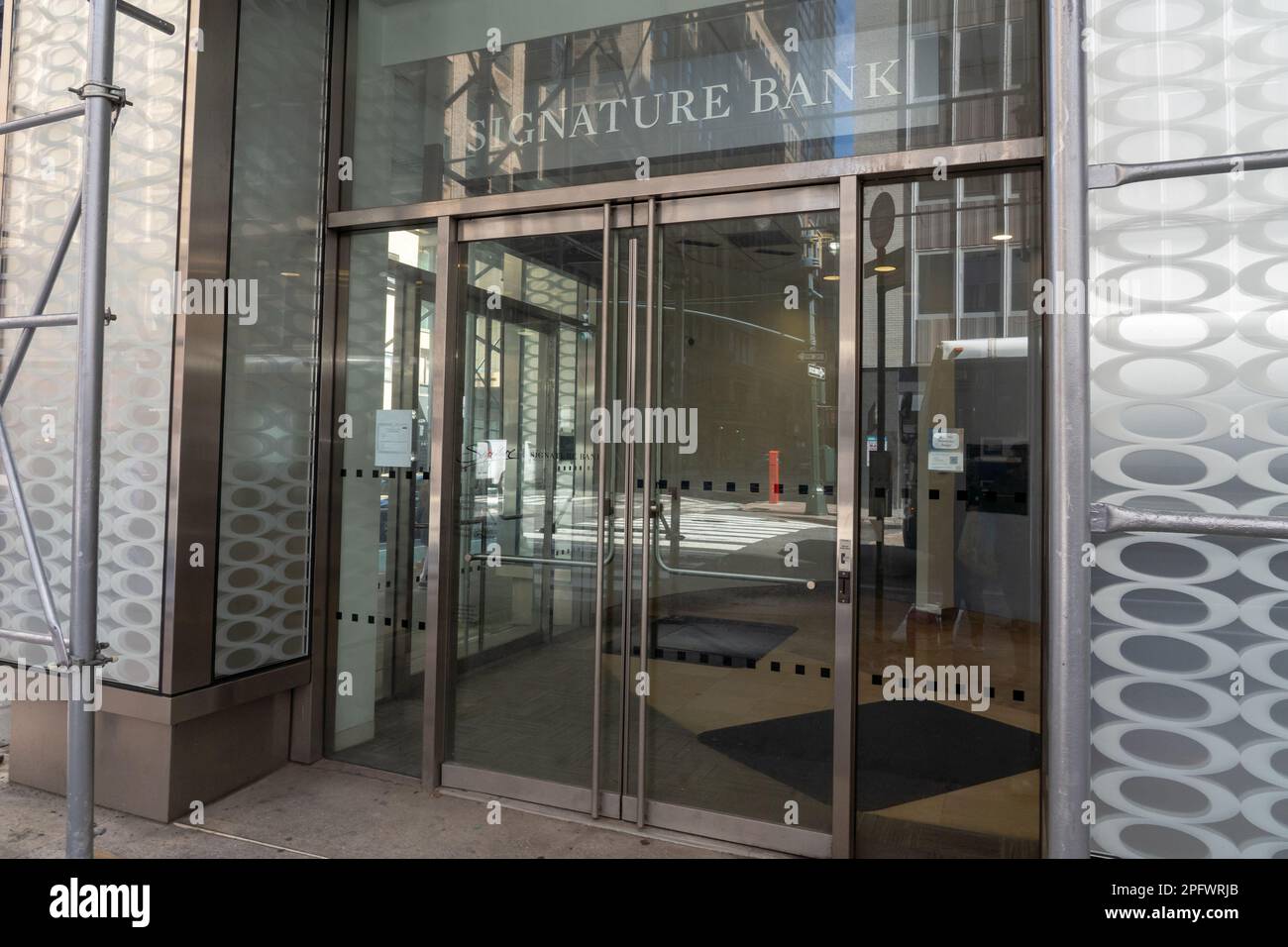 New York, New York, USA. 18. März 2023. (NEU) Unterschriftenbank. 18. März 2023, New York, New York, USA: Blick auf die Signature Bank in Midtown Manhattan am 18. März 2023 in New York City. Die Bank wurde von der New York State Federal Deposit Insurance Corporation (FDIC) übernommen, und das Management der Bank wurde entlassen. (Kreditbild: © M10s/TheNEWS2 via ZUMA Press Wire) NUR REDAKTIONELLE VERWENDUNG! Nicht für den kommerziellen GEBRAUCH! Stockfoto