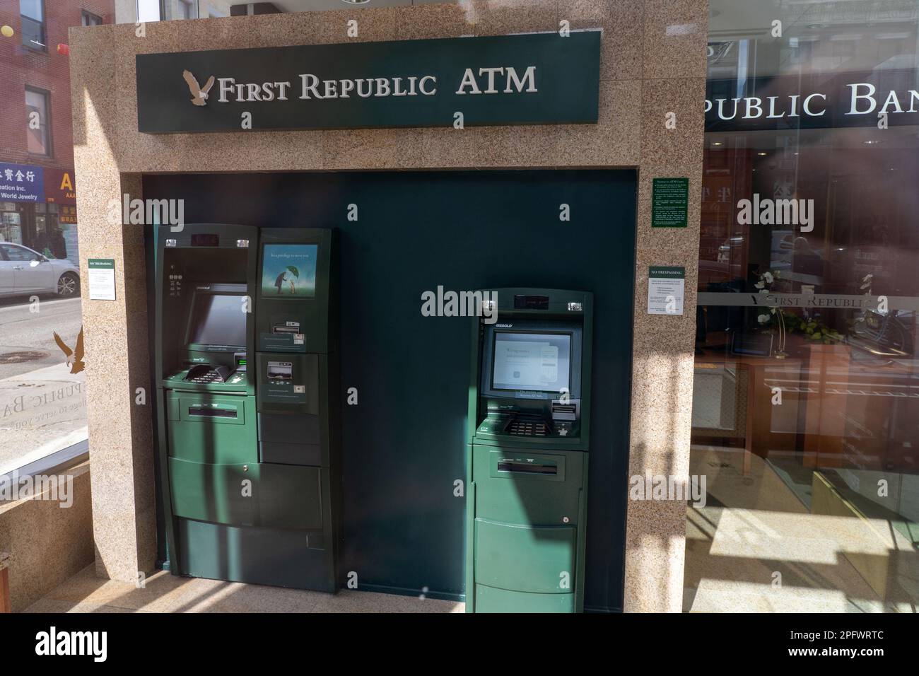 New York, New York, USA. 18. März 2023. (NEU) First Republic Bank. 18. März 2023, New York, New York, USA: Blick auf die Zweigstelle der First Republic Bank in Chinatown Manhattan am 18. März 2023 in New York City. Die erste Republik teilt sich am Freitag fast 33% trotz $30 Milliarden Dollar Unterstützung. (Kreditbild: © M10s/TheNEWS2 via ZUMA Press Wire) NUR REDAKTIONELLE VERWENDUNG! Nicht für den kommerziellen GEBRAUCH! Stockfoto