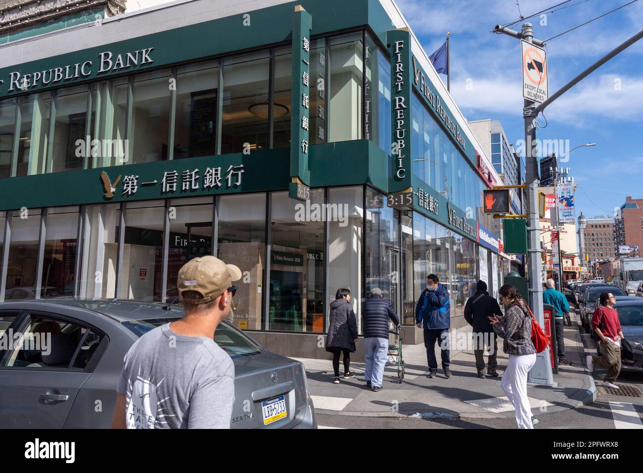 New York, New York, USA. 18. März 2023. (NEU) First Republic Bank. 18. März 2023, New York, New York, USA: Die Menschen gehen am 18. März 2023 in New York City an einer Zweigstelle der First Republic Bank in Chinatown Manhattan vorbei. Die erste Republik teilt sich am Freitag fast 33% trotz $30 Milliarden Dollar Unterstützung. (Kreditbild: © M10s/TheNEWS2 via ZUMA Press Wire) NUR REDAKTIONELLE VERWENDUNG! Nicht für den kommerziellen GEBRAUCH! Stockfoto