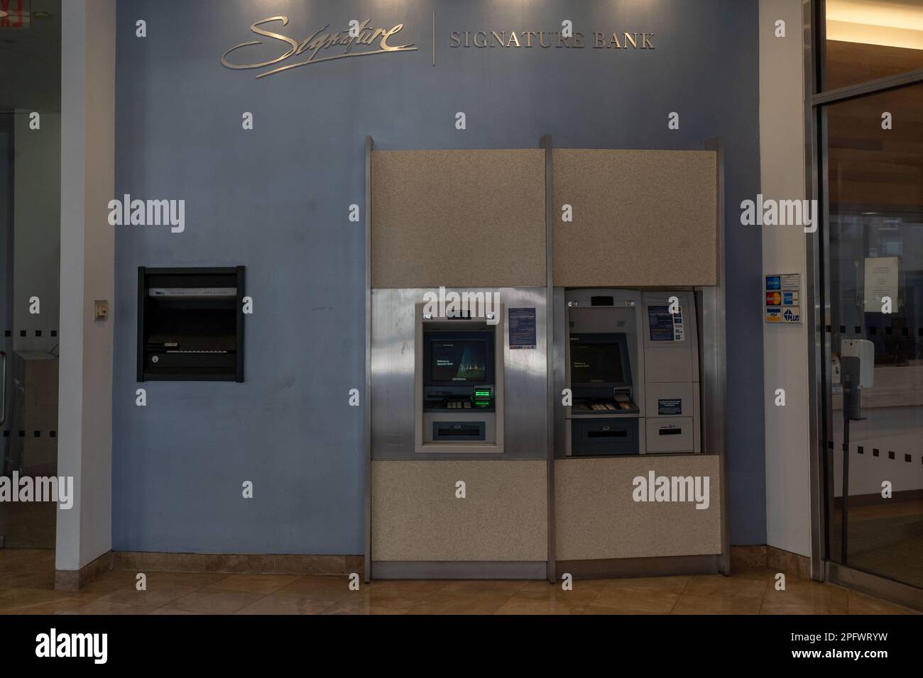 New York, New York, USA. 18. März 2023. (NEU) Unterschriftenbank. 18. März 2023, New York, New York, USA: Blick auf die Signature Bank in Midtown Manhattan am 18. März 2023 in New York City. Die Bank wurde von der New York State Federal Deposit Insurance Corporation (FDIC) übernommen, und das Management der Bank wurde entlassen. (Kreditbild: © M10s/TheNEWS2 via ZUMA Press Wire) NUR REDAKTIONELLE VERWENDUNG! Nicht für den kommerziellen GEBRAUCH! Stockfoto