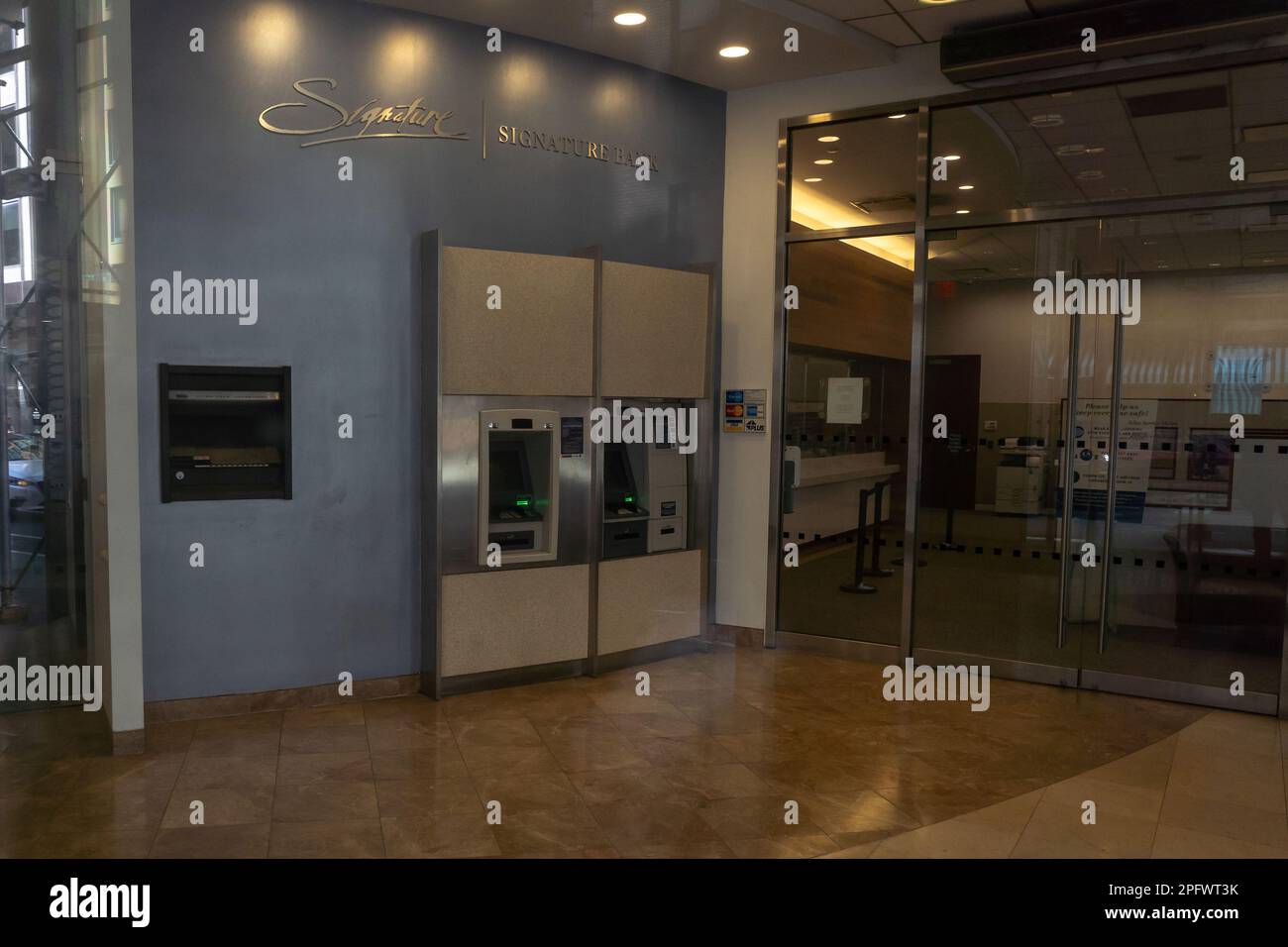 New York, New York, USA. 18. März 2023. (NEU) Unterschriftenbank. 18. März 2023, New York, New York, USA: Blick auf die Signature Bank in Midtown Manhattan am 18. März 2023 in New York City. Die Bank wurde von der New York State Federal Deposit Insurance Corporation (FDIC) übernommen, und das Management der Bank wurde entlassen. (Kreditbild: © M10s/TheNEWS2 via ZUMA Press Wire) NUR REDAKTIONELLE VERWENDUNG! Nicht für den kommerziellen GEBRAUCH! Stockfoto