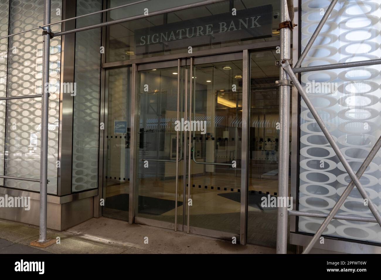 New York, New York, USA. 18. März 2023. (NEU) Unterschriftenbank. 18. März 2023, New York, New York, USA: Blick auf die Signature Bank in Midtown Manhattan am 18. März 2023 in New York City. Die Bank wurde von der New York State Federal Deposit Insurance Corporation (FDIC) übernommen, und das Management der Bank wurde entlassen. (Kreditbild: © M10s/TheNEWS2 via ZUMA Press Wire) NUR REDAKTIONELLE VERWENDUNG! Nicht für den kommerziellen GEBRAUCH! Stockfoto