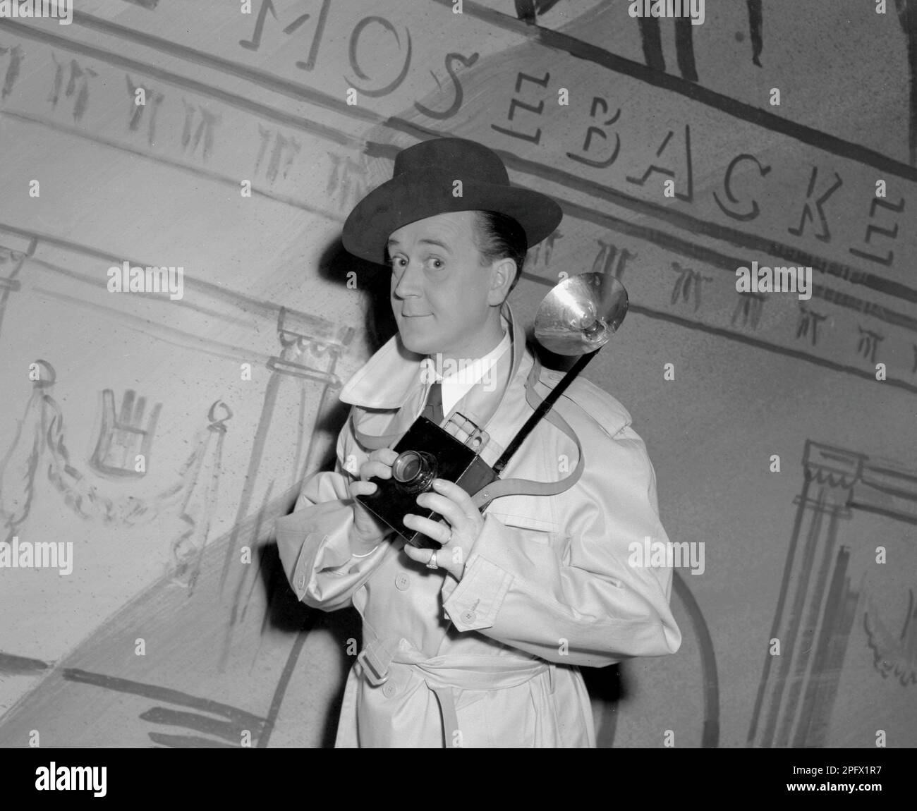 Åke Söderblom , 1910-1965 , schwedischer Schauspieler hier auf einer Revue-Bühne im Södra teatern 1949, wo er als Pressefotograf agiert. Kristoffersson Ref. 234A-10 Stockfoto