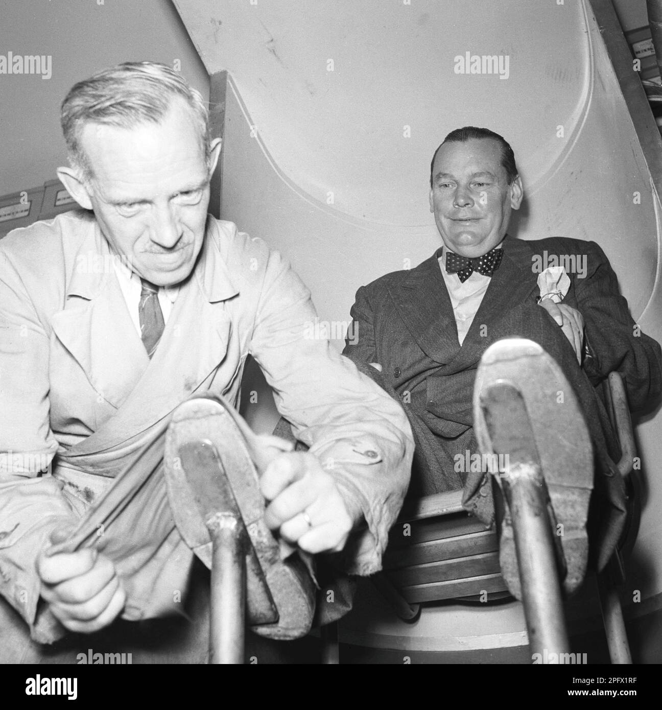 Schuhe in den 1940er. Ein Schuhpolierer poliert einen männerschuh, wie er sein sollte. Der Lederschuh, der getragen wird, erhält seinen ursprünglichen Glanz zurück. Der Schuhpolierer erledigte seine Arbeit, als der Kunde für diesen Zweck in einem speziellen Stuhl saß, wartete und schaute. Schweden 1943 Kristoffersson Ref F15-5 Stockfoto