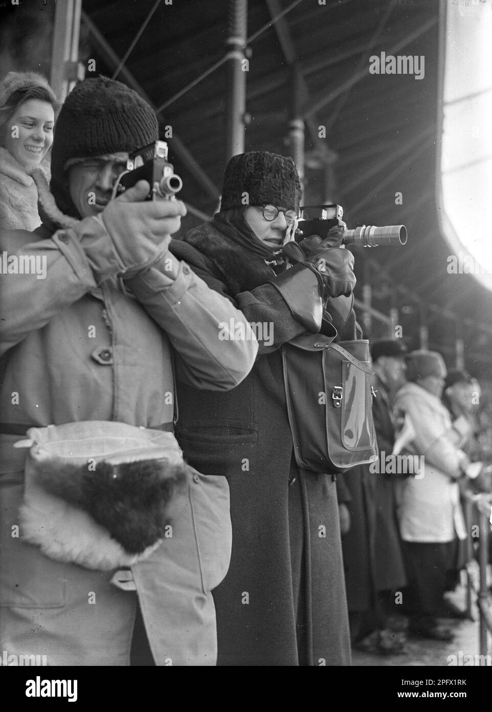 Amateurfotografen Filmen mit Schmalfilmkameras während des Bandy-Spiels im Stockholmer Stadion zwischen Schweden und Finnland am 11. Februar 1940. Kristoffersson Ref. 58-11 Stockfoto