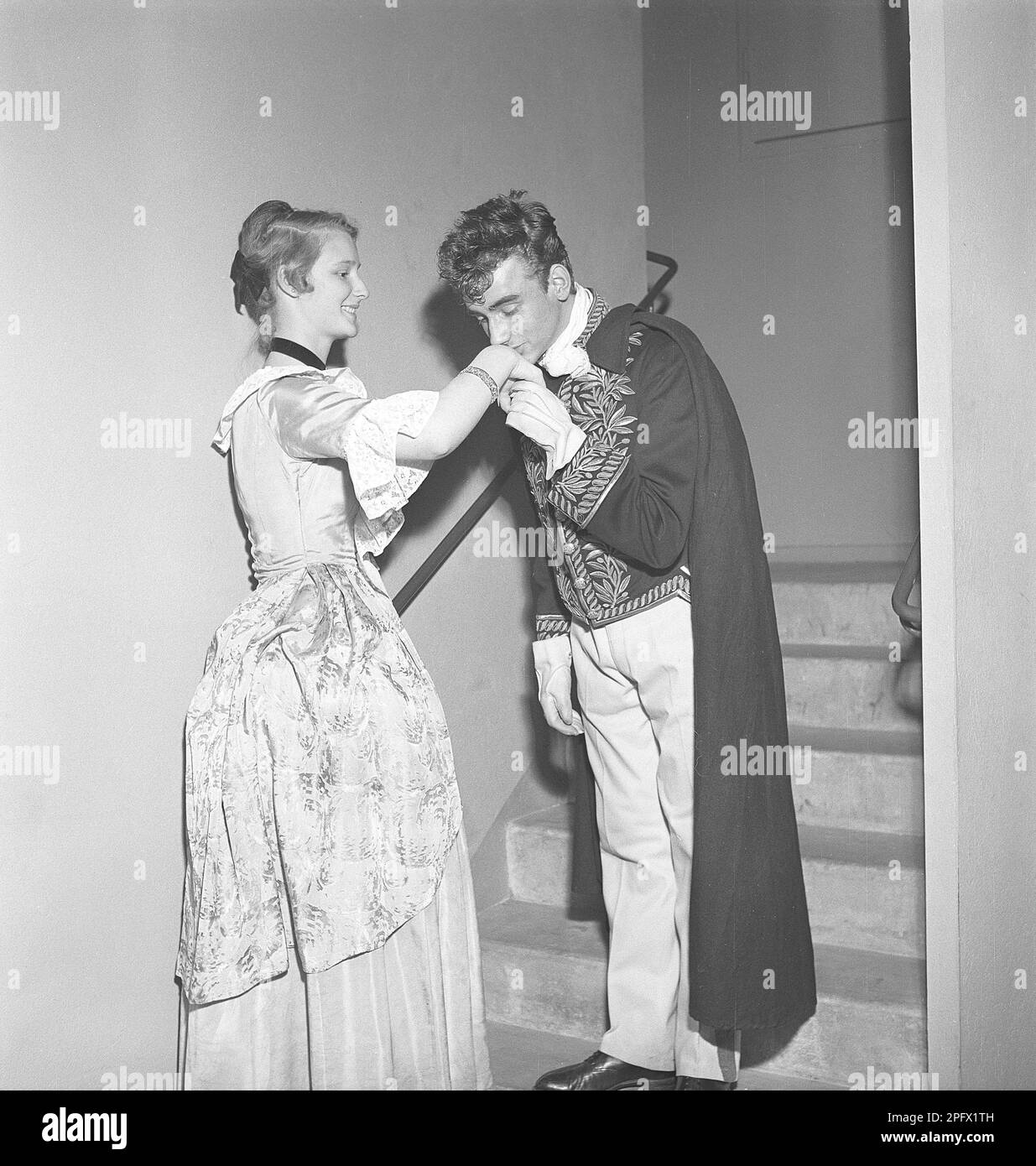 Kuss auf die Hand. Ein Paar in historischer Kleidung, wo der junge Mann ihre Hand hält und küsst. Schweden 1951 Kristoffersson Ref BE86-7 Stockfoto