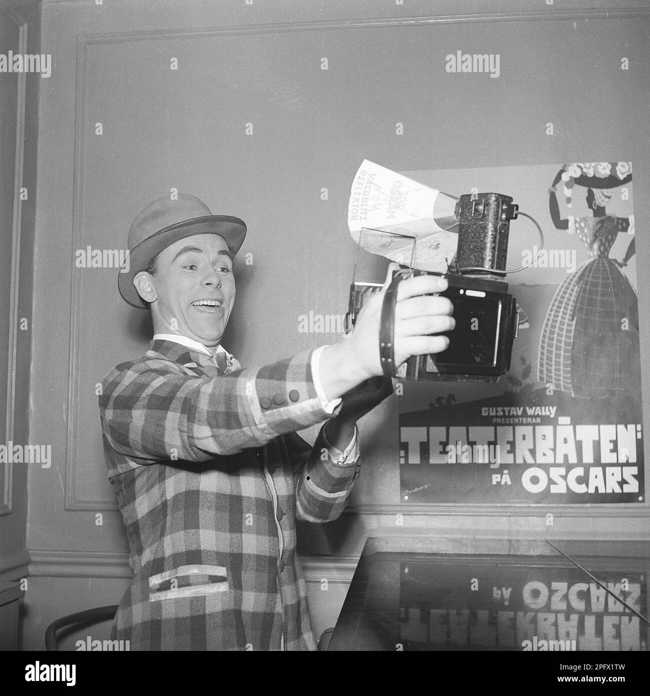 Nils Poppe, 1908-2000, schwedischer Schauspieler. Hier verewigt er sich, indem er eine Kamera in der Hand hält und sie auf sein glückliches Gesicht richtet. Ein visueller Beweis dafür, dass das moderne sogenannte Selfie nichts Neues ist. Schweden 1943 Kristoffersson Ref. C27-4 Stockfoto