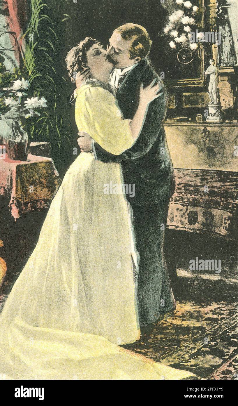 Küssen. Ein Paar, das sich umarmt und küsst auf diesem farbigen Foto aus dem frühen 20. Jahrhundert. Stockfoto