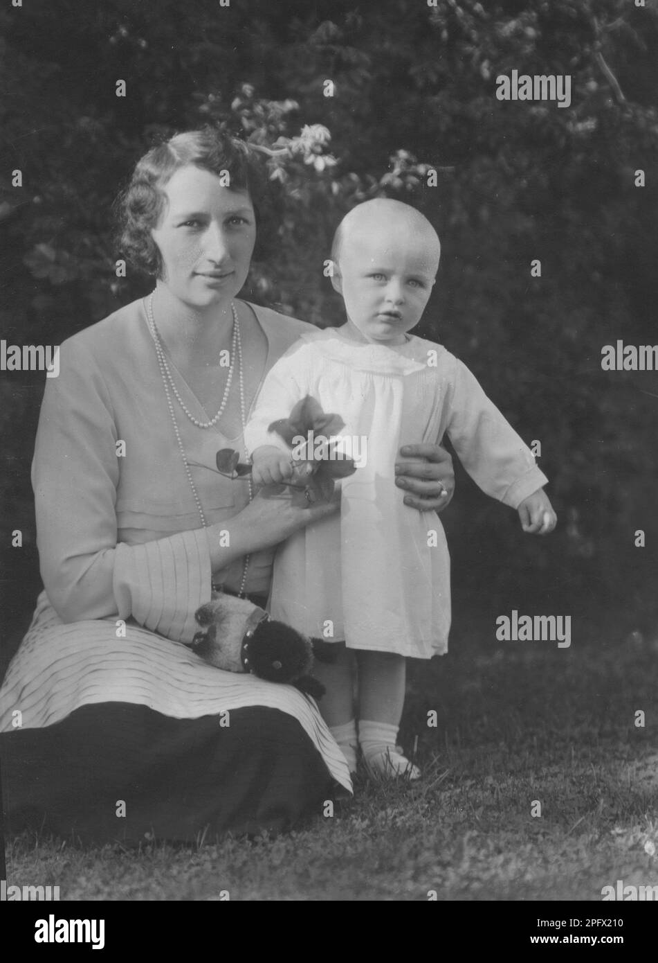 Märtha von Norwegen, 1901-1954, schwedische Prinzessin und Kronprinzessin von Norwegen. Tochter des schwedischen Prinzen Carl. Verheiratet im Jahr 1929 mit Kronprinz Olav, später König Olav V. von Norwegen. Hier mit ihrer ältesten Tochter, Prinzessin Ragnhild, geboren 1930. Stockfoto