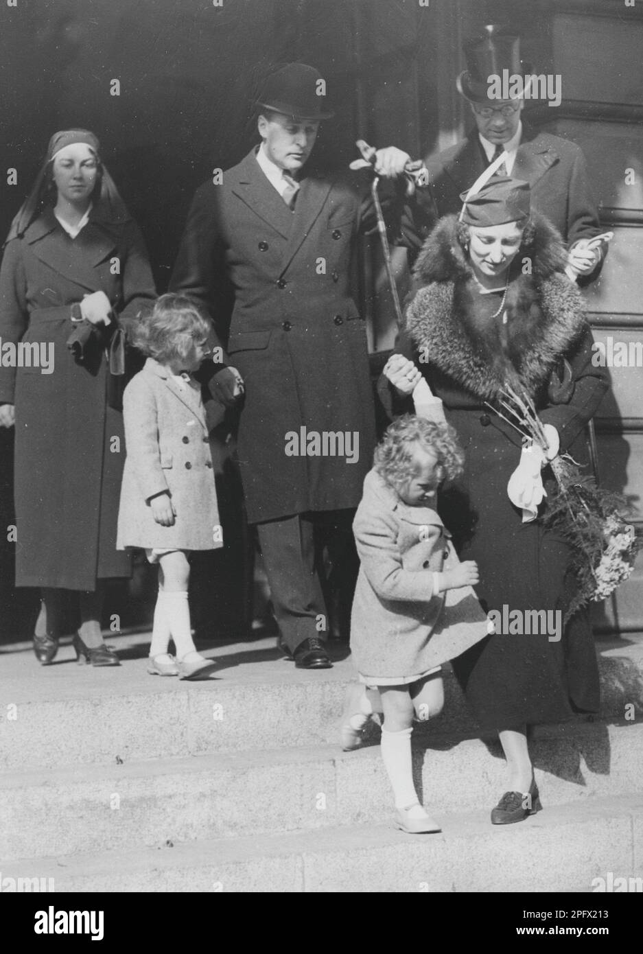 Märtha aus Norwegen, 1901-1954, schwedische Prinzessin und Kronprinzessin aus Norwegen, 1929 mit Kronprinz Olav, später König Olav V. aus Norwegen, verheiratet. Hier mit den Töchtern Ragnhild und Astrid und ihrem Mann Kronprinz Olav bei der Ankunft in Stockholm am 20. Mai 1935. Hinter Märtha, ihrem Cousin, dem schwedischen Kronprinzen Gustaf Adolf. Kronprinz Olav war auch Prinzessin Märthas Cousin. Stockfoto