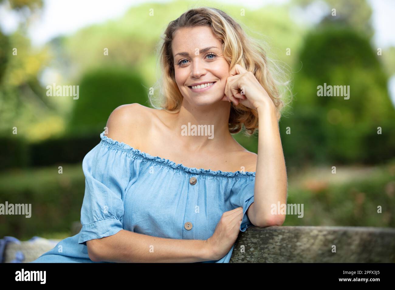 Ein hübsches Mädchen, das im Sommerpark posiert Stockfoto