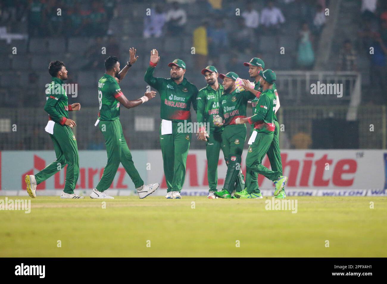 Ebadot Hossain feiert während des ODI-Spiels von Bangladesch und Irland 1. im Sylhet International Cricket Stadium eines von vier Wickets mit seinen Teamkollegen. Stockfoto