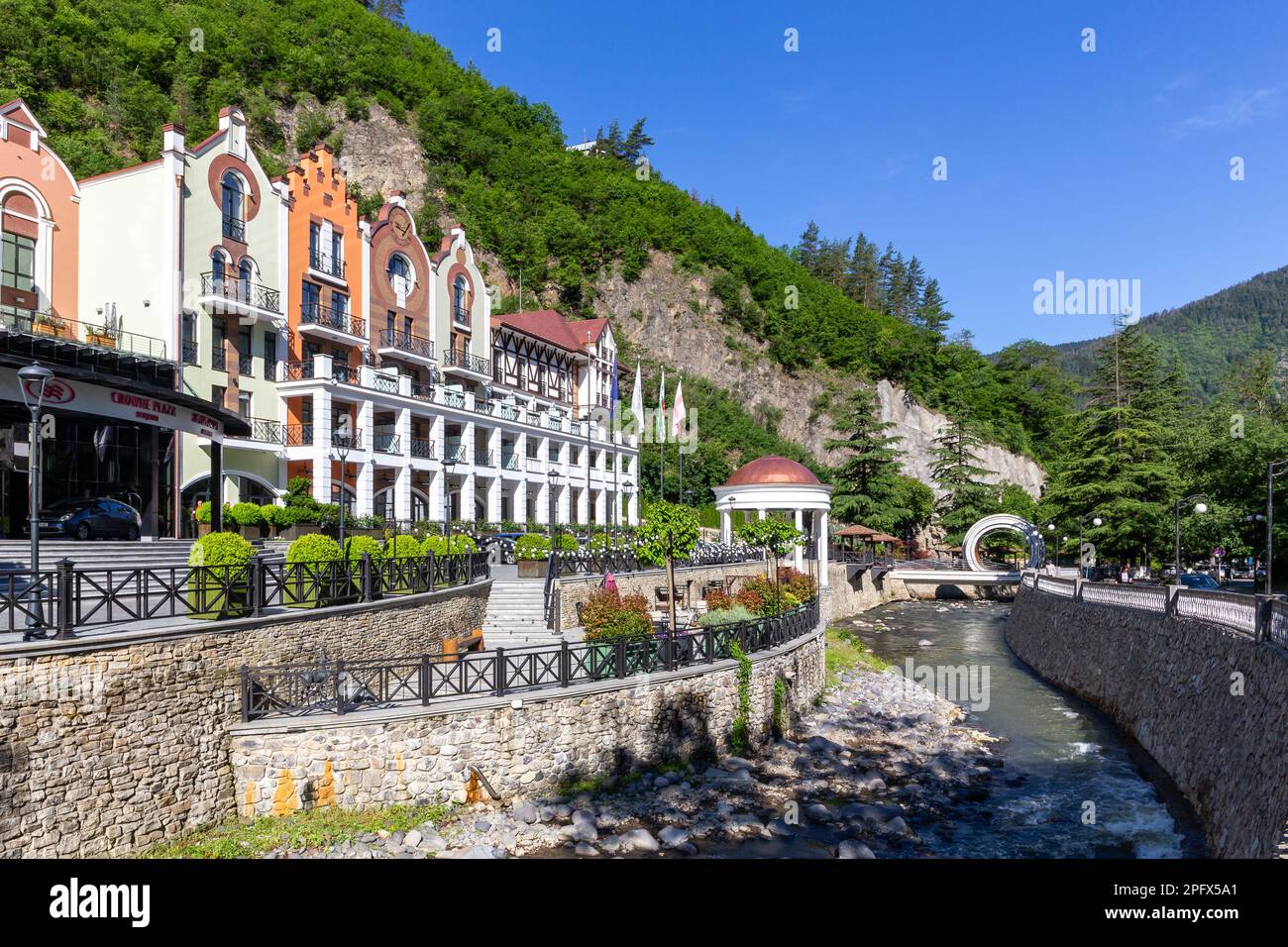 Borjomi, Georgia, 08.06.2021. Stadtlandschaft Borjomi mit Crowne Plaza Borjomi, einem IHG Hotel, Kura River und Mobius Loop Bridge. Stockfoto