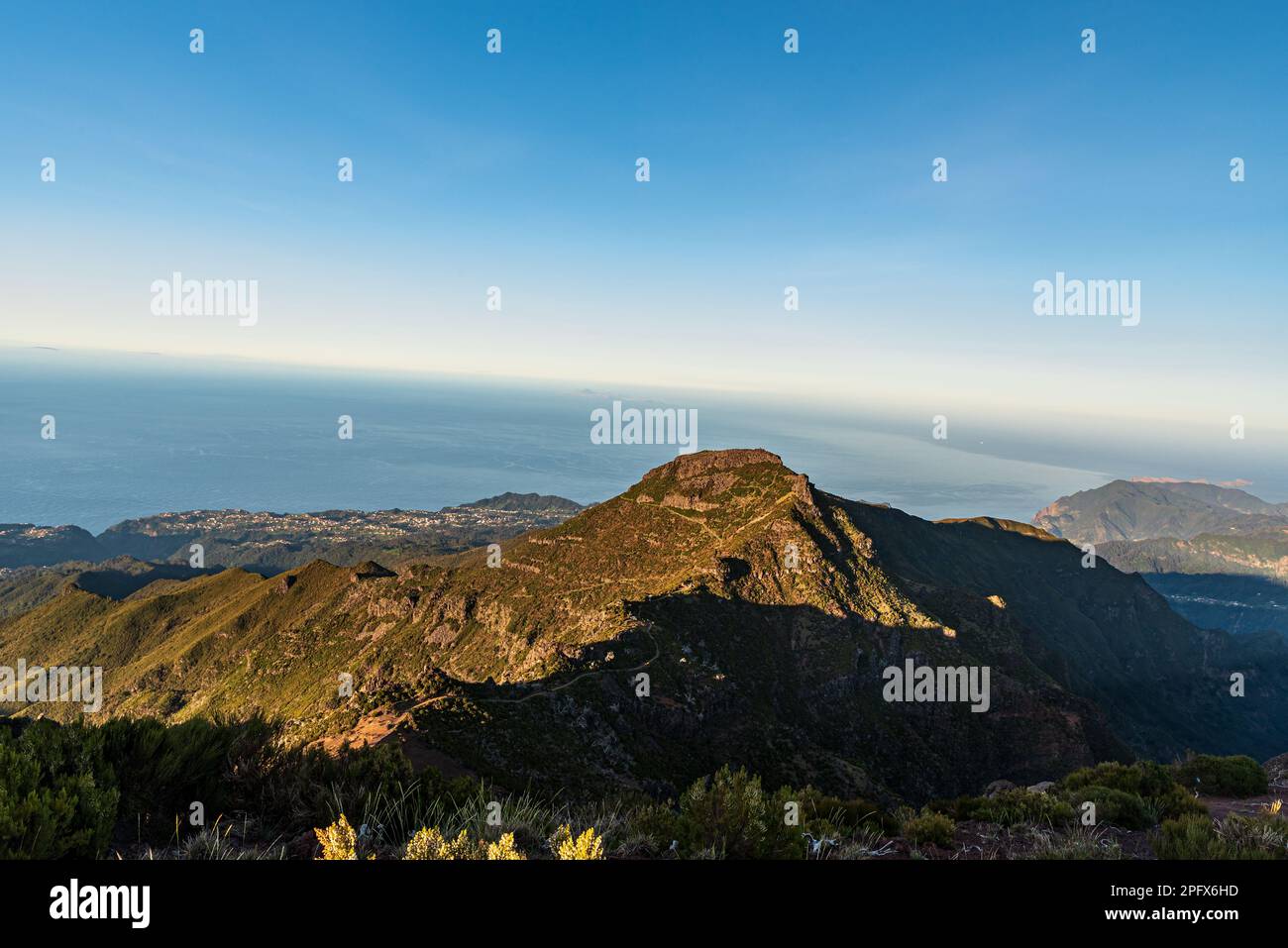Blick vom Pico Ruivo - dem höchsten Hügel der Insel Madeira - während des Sonnenuntergangs im Frühling Stockfoto