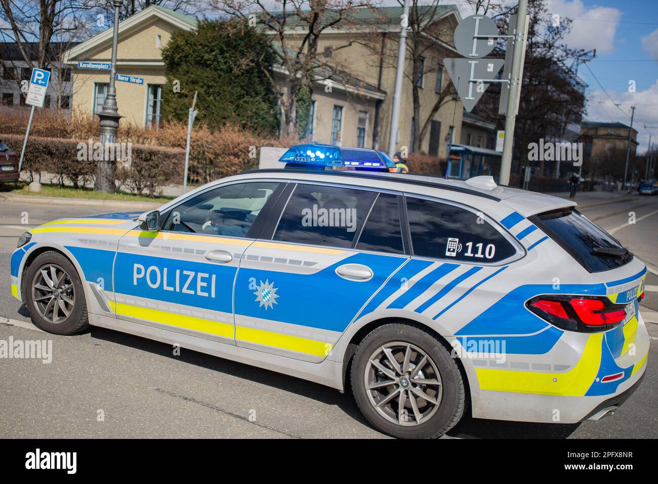 München, Deutschland. 19. März 2023. Polizeiauto während einer Polizeioperation mit Blaulicht in München. (Foto: Alexander Pohl/Sipa USA) Guthaben: SIPA USA/Alamy Live News Stockfoto